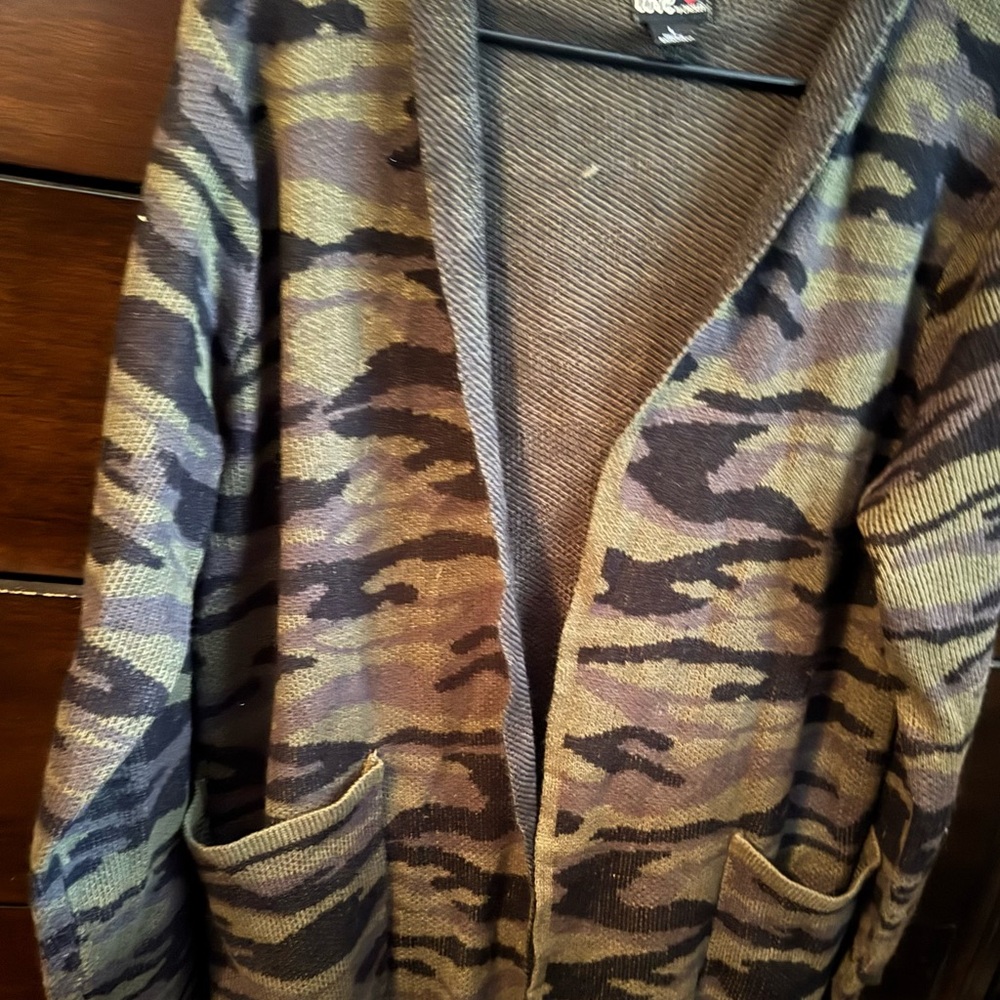 5/15 or $5 alone Women’s camo sweater carnigan